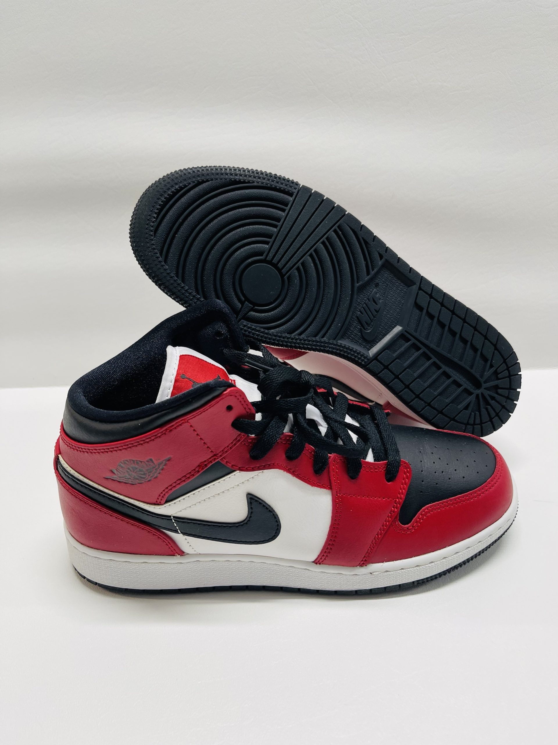 Nike Air Jordan 1 Mid Chicago Black Toe (GS) | Boy’s | Size 7Y